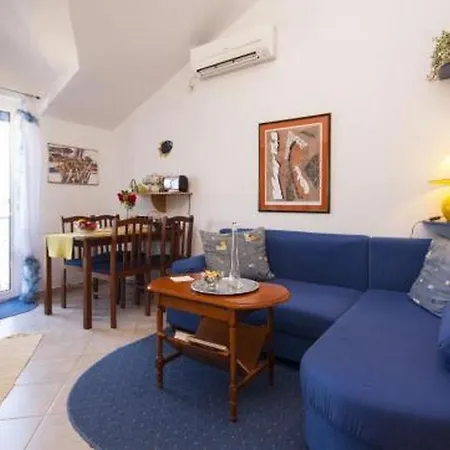 Family Friendly Seaside Krapanj, - 18004 Apartmán