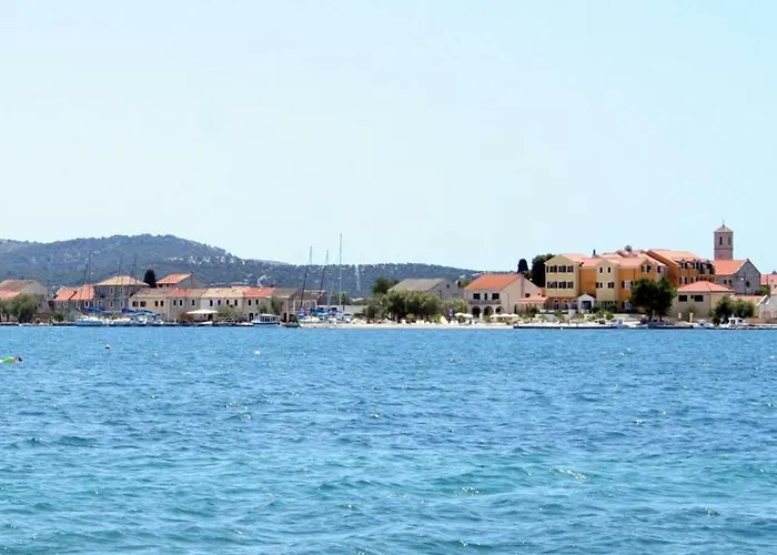 Family Friendly Seaside Krapanj, - 18004 דירה שיבניק