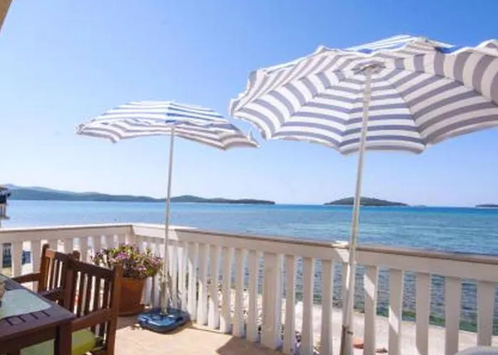 Family Friendly Seaside Krapanj, - 18004 שיבניק