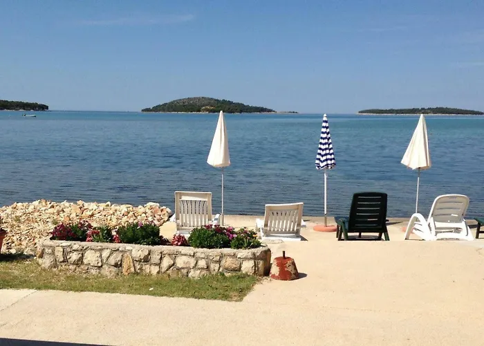 Family Friendly Seaside Krapanj, - 18004 דירה *