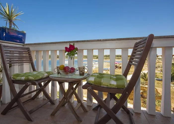 Family Friendly Seaside Krapanj, - 18004 שיבניק